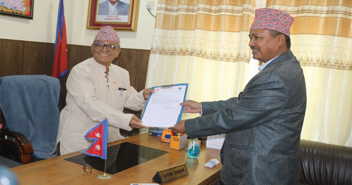 लुम्बिनीका मुख्यमन्त्री चौधरीले शपथ लिँदै 